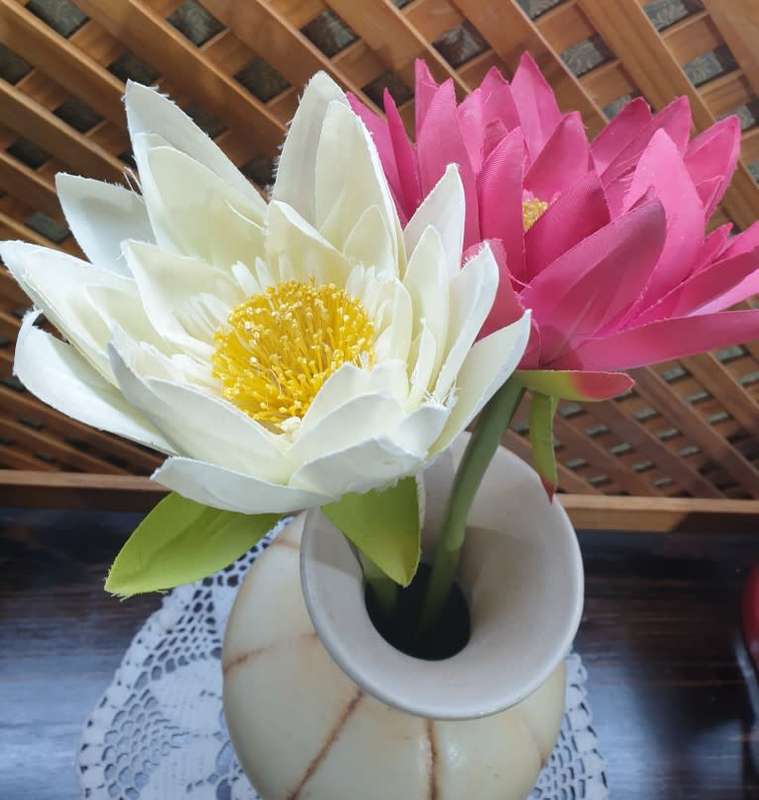CERAMIC VASE WITH FLOWERS