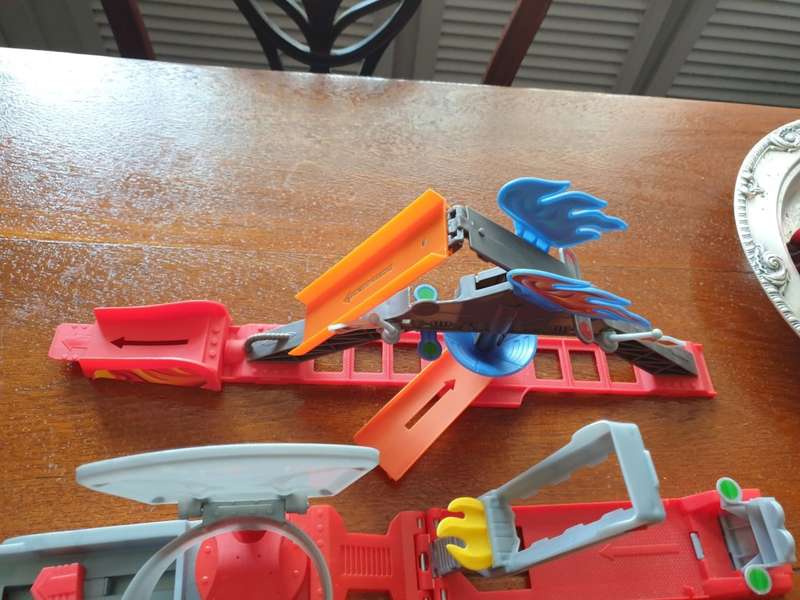 Hot Wheels mega stunt pack trick tracks   RETAIL R2199