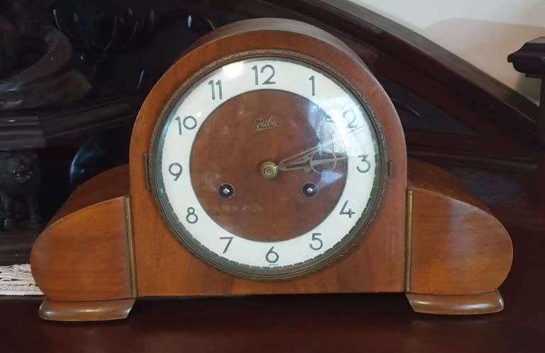 SMALL VINTAGE MANTLE CLOCK | NEEDS A SERVICE |