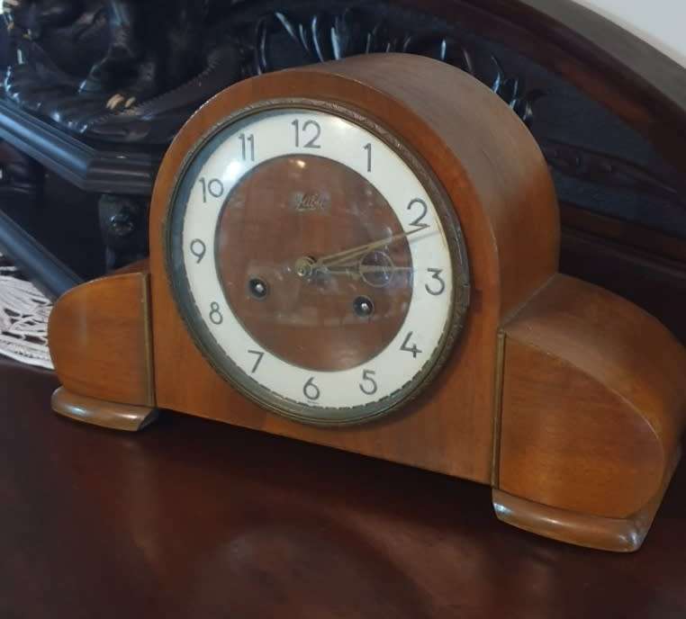 SMALL VINTAGE MANTLE CLOCK | NEEDS A SERVICE |
