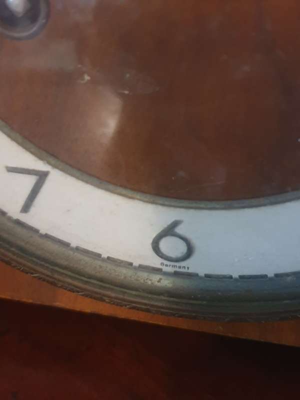SMALL VINTAGE MANTLE CLOCK | NEEDS A SERVICE |