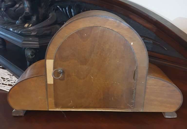 SMALL VINTAGE MANTLE CLOCK | NEEDS A SERVICE |