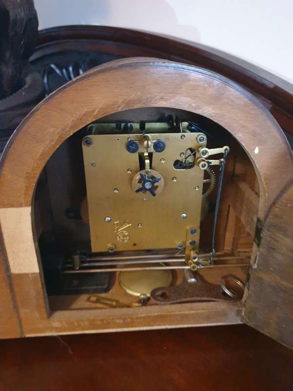 SMALL VINTAGE MANTLE CLOCK | NEEDS A SERVICE |