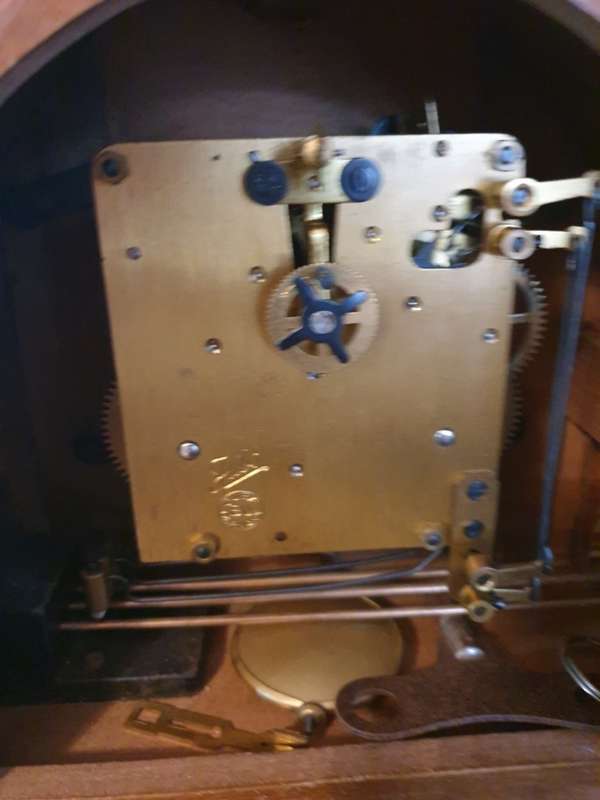 SMALL VINTAGE MANTLE CLOCK | NEEDS A SERVICE |