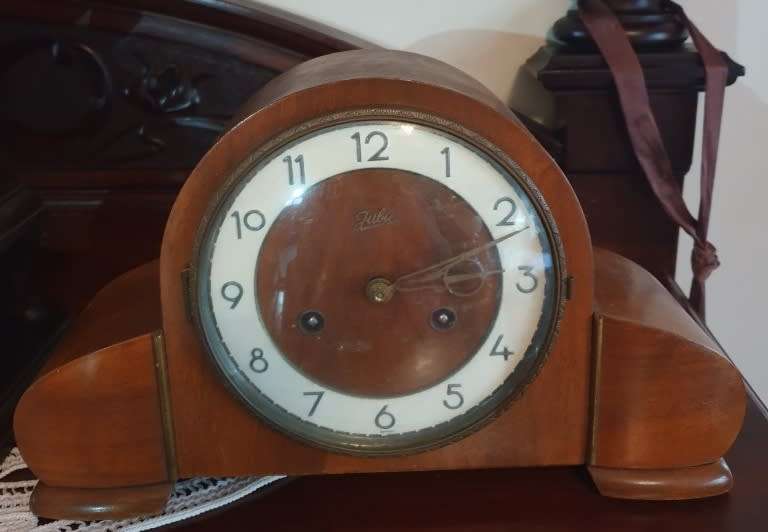 SMALL VINTAGE MANTLE CLOCK | NEEDS A SERVICE |