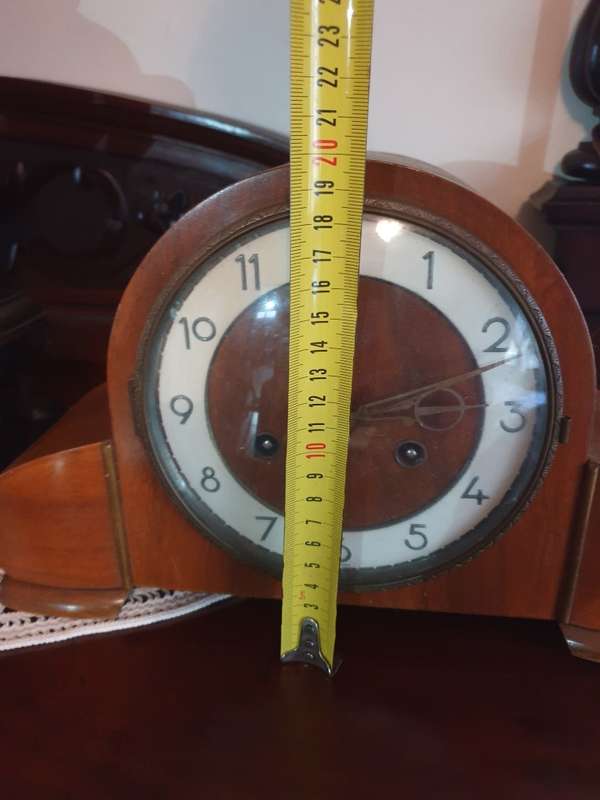 SMALL VINTAGE MANTLE CLOCK | NEEDS A SERVICE |