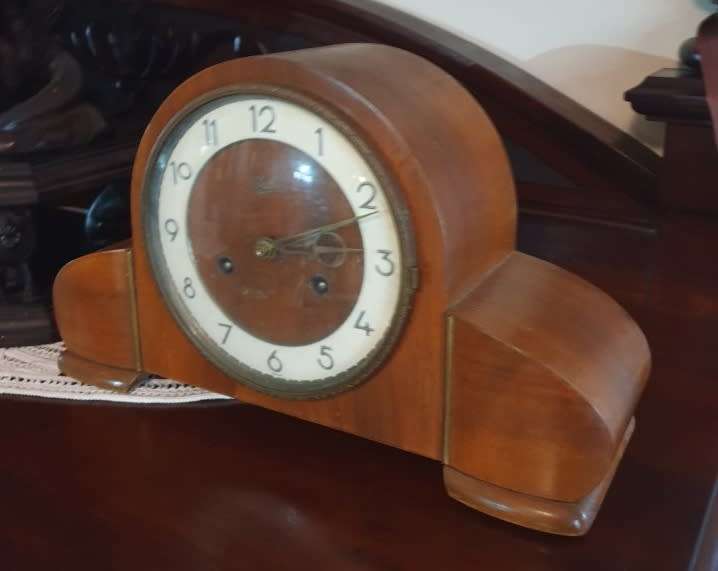 SMALL VINTAGE MANTLE CLOCK | NEEDS A SERVICE |