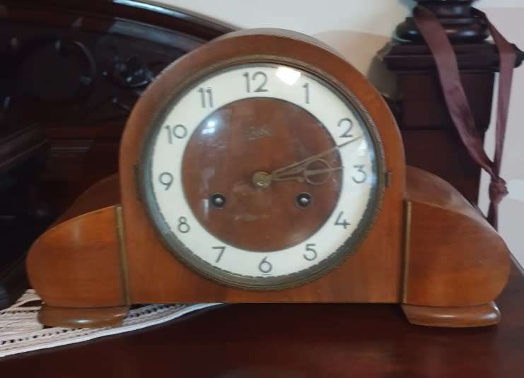 SMALL VINTAGE MANTLE CLOCK | NEEDS A SERVICE |