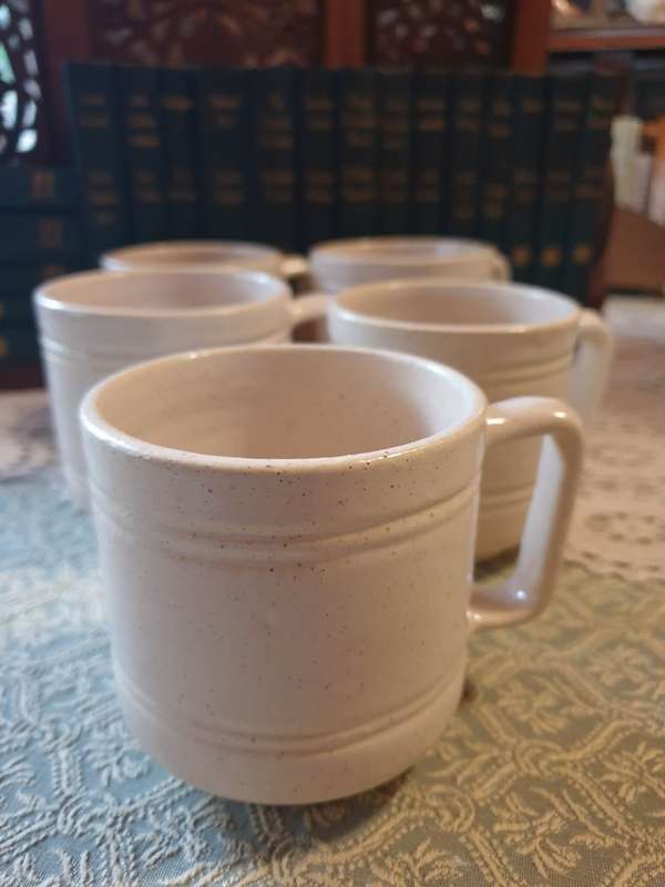 5 COFFEE CUPS VINTAGE