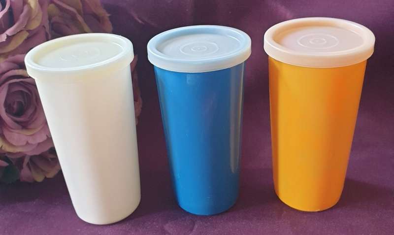 TUPPERWARE VINTAGE 3 TUMBLERS WITH LIDS