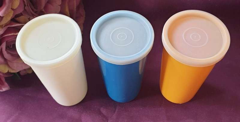 TUPPERWARE VINTAGE 3 TUMBLERS WITH LIDS