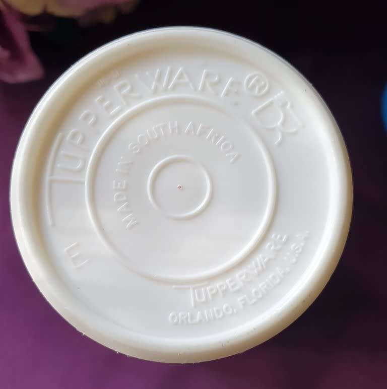 TUPPERWARE VINTAGE 3 TUMBLERS WITH LIDS