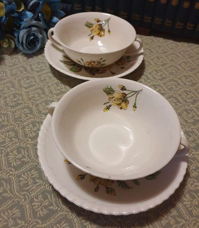 SET OF COUPE BOWLS & SAUCERS