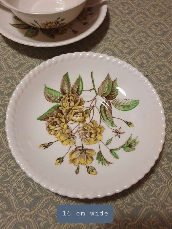 SET OF COUPE BOWLS & SAUCERS
