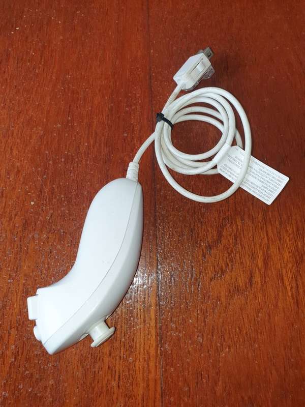 Nintendo Wii -    Wii Nunchucks .... B
