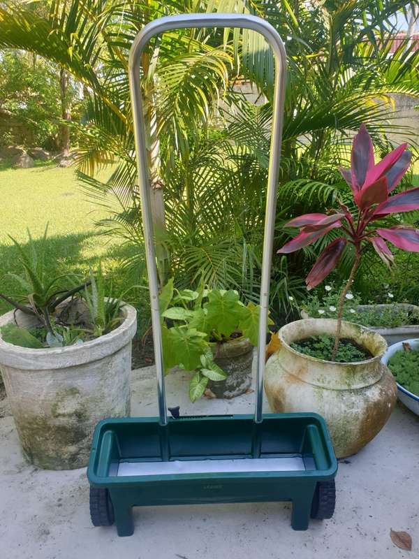 Fertilizer Spreader 12L