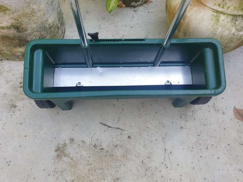 Fertilizer Spreader 12L