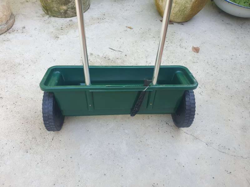 Fertilizer Spreader 12L