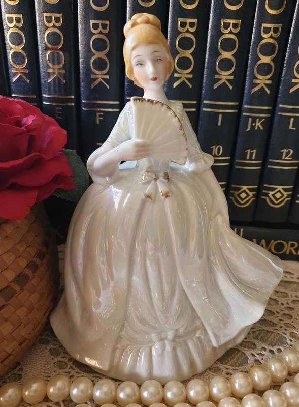 Beautiful vintage porcelain figurine of a lady with a Fan
