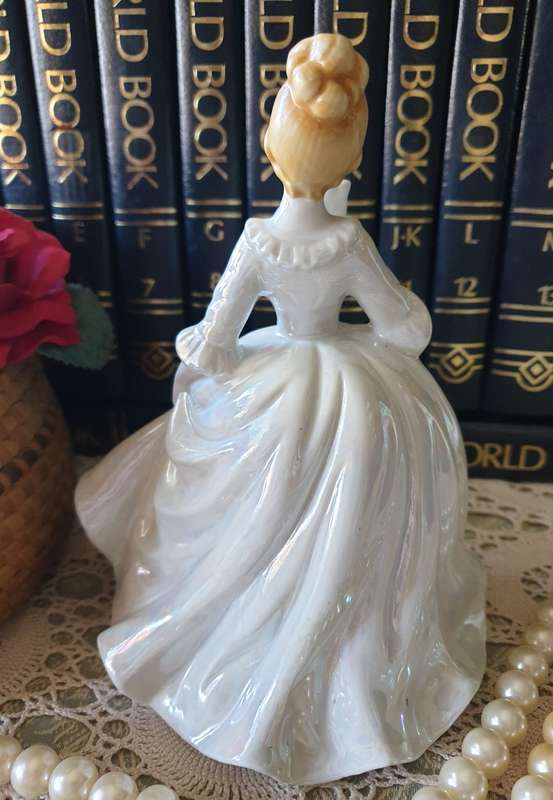 Beautiful vintage porcelain figurine of a lady with a Fan