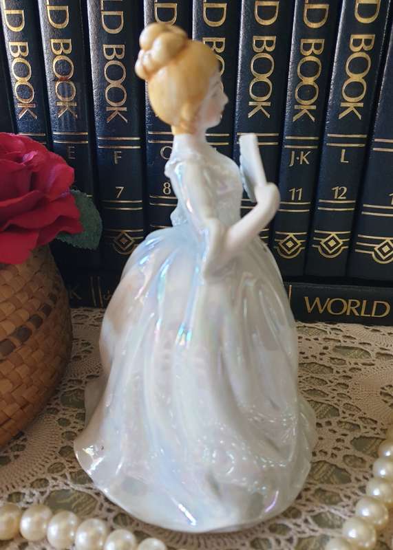 Beautiful vintage porcelain figurine of a lady with a Fan