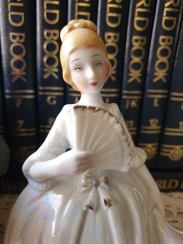 Beautiful vintage porcelain figurine of a lady with a Fan