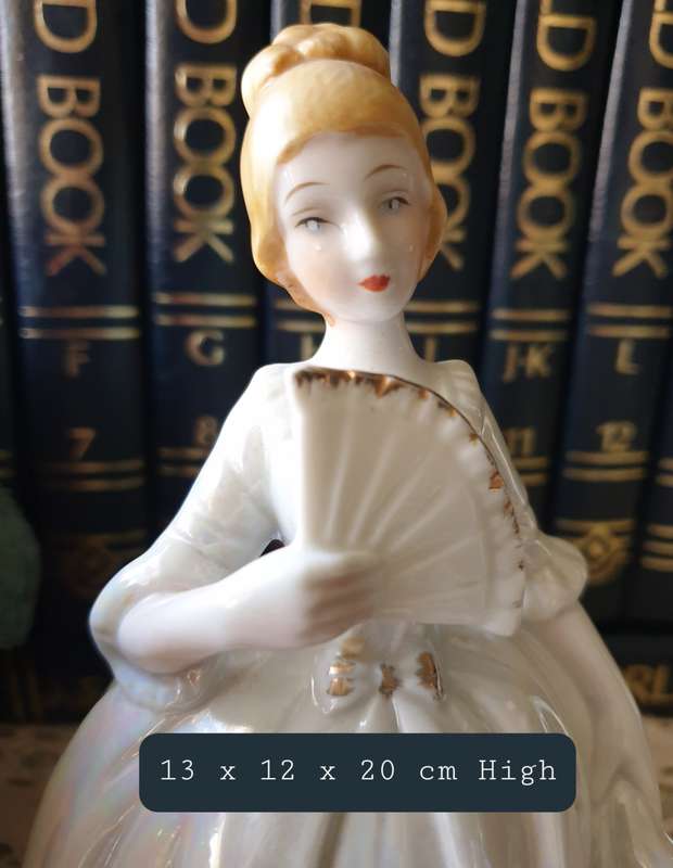 Beautiful vintage porcelain figurine of a lady with a Fan