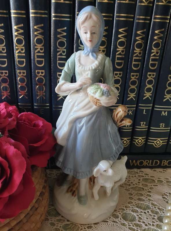 Beautiful vintage porcelain figurine of a lady with a lamb