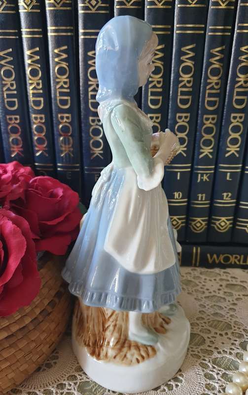 Beautiful vintage porcelain figurine of a lady with a lamb