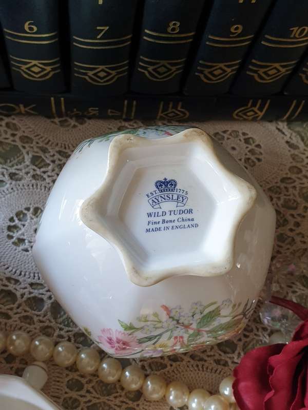 Aynsley Wild Tudor  JAR WITH LID  | Fine Bone China |