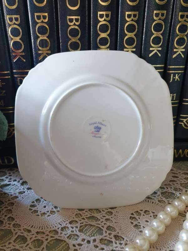 ROYAL ALBERT CAKE PLATE