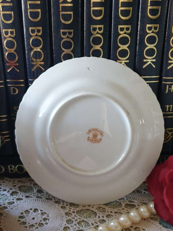 SUTHERLAND SMALL WALL DISPLAY PLATE