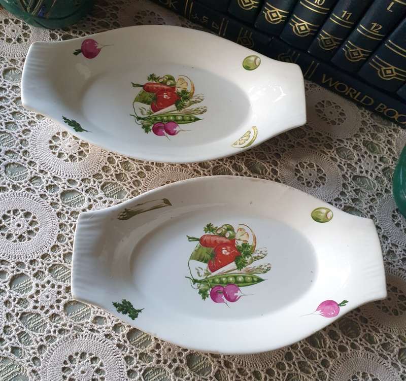 SET OF VINTAGE SERVING BOWLS