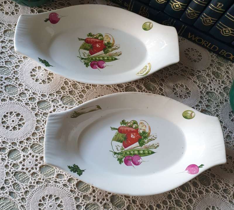 SET OF VINTAGE SERVING BOWLS