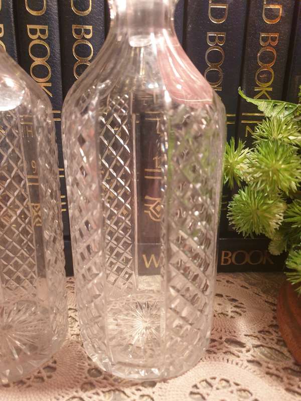 SET OF DECANTERS