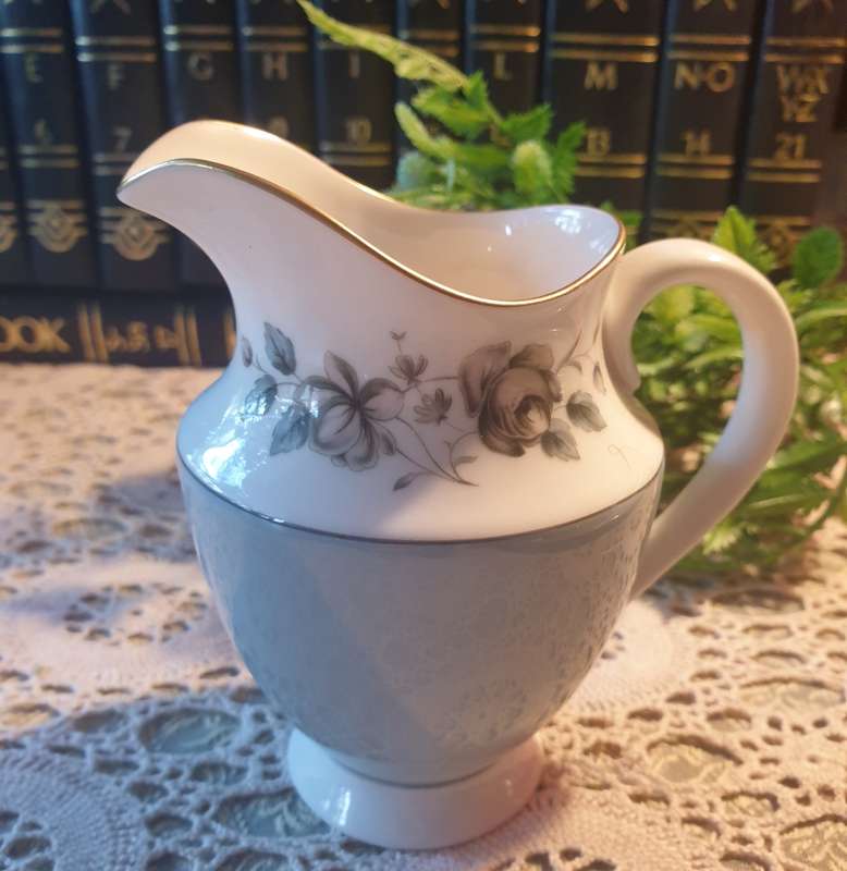 ROYAL DOULTON MILK POURER