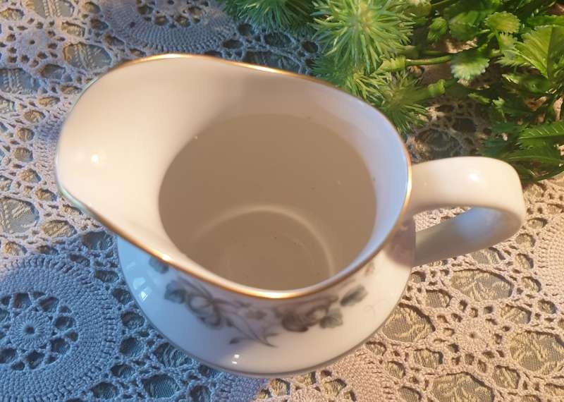 ROYAL DOULTON MILK POURER