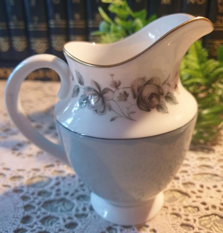 ROYAL DOULTON MILK POURER
