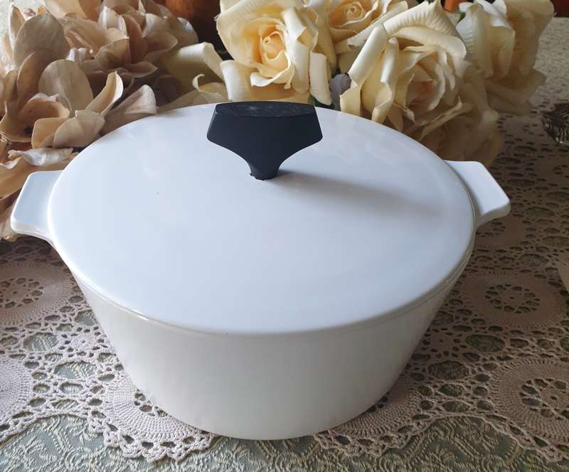 VINTAGE CORNING WARE BOWL WITH LID