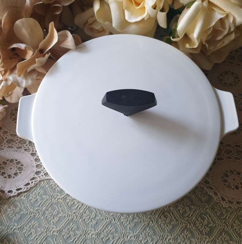 VINTAGE CORNING WARE BOWL WITH LID