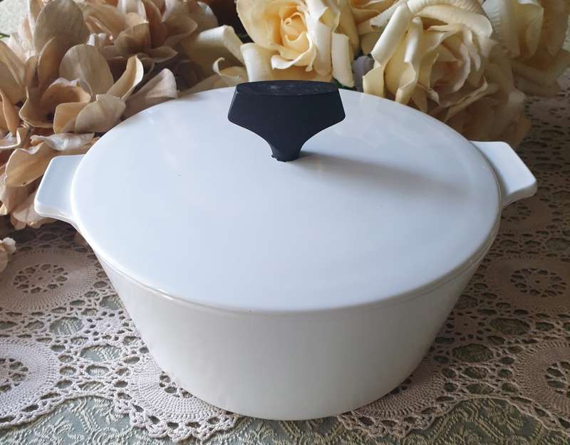 VINTAGE CORNING WARE BOWL WITH LID