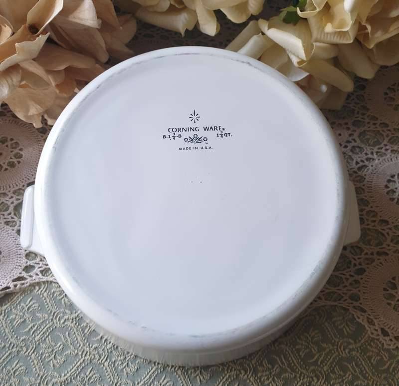 VINTAGE CORNING WARE BOWL WITH LID