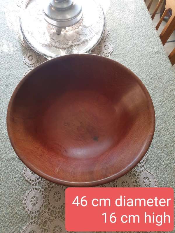 Large wooden bowl in beautiful condition