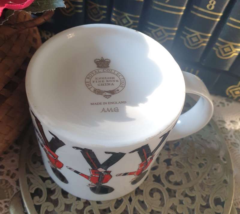 BUCKINGHAM Palace Mug made from Fine China from England | 8 X 7.5 CM HIGH |
