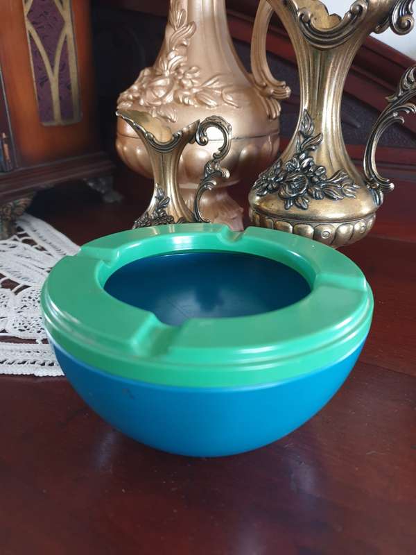VINTAGE ASHTRAY | BAKELITE? |