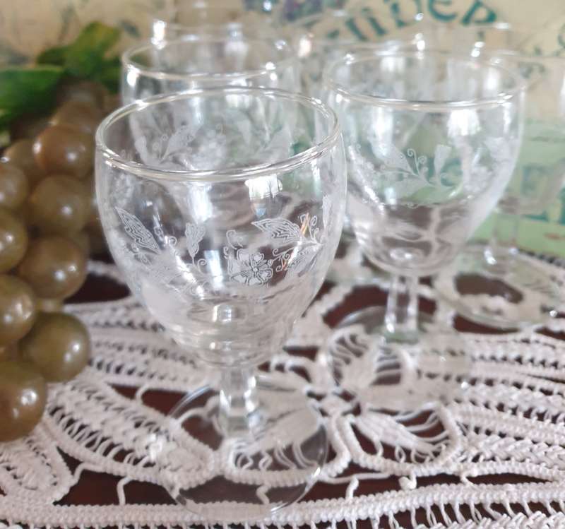 Attractive 19th century in acid-etched  6 Sherry Glasses
