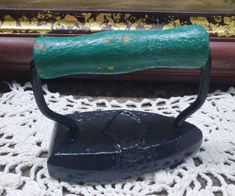 VINTAGE SMALL IRON