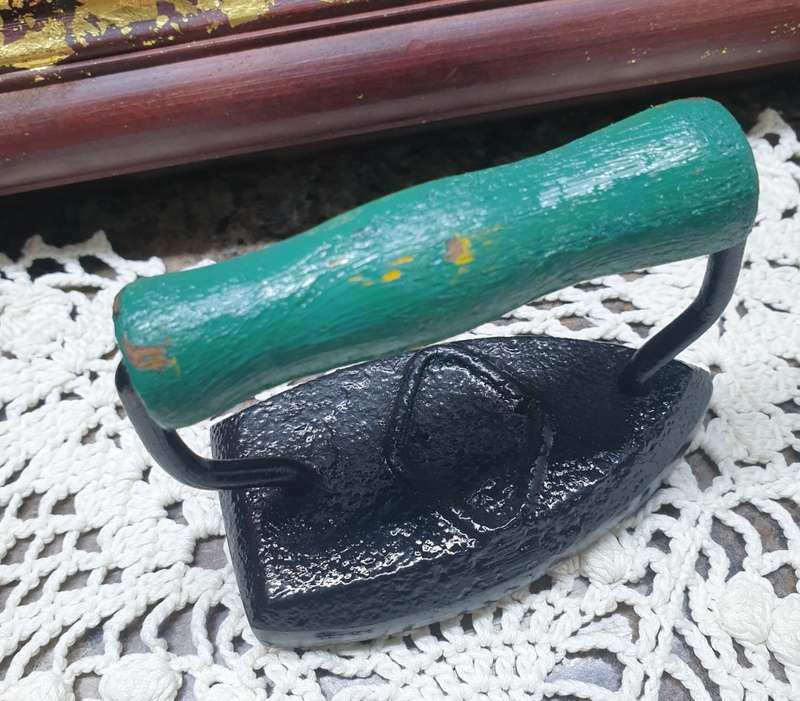VINTAGE SMALL IRON