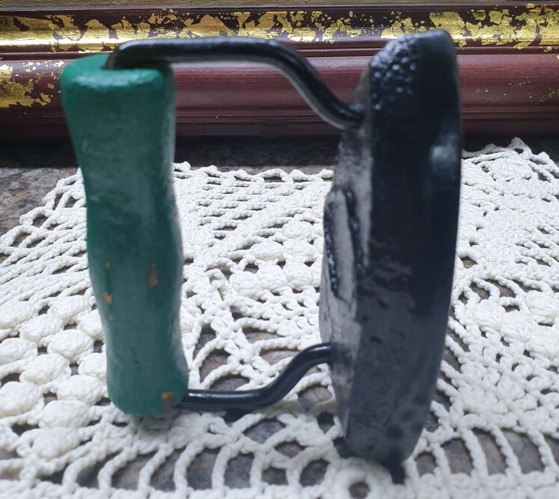 VINTAGE SMALL IRON