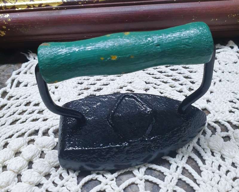 VINTAGE SMALL IRON